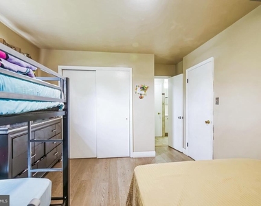 323 Russelcroft Road - Photo Thumbnail 6