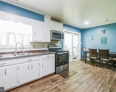 323 Russelcroft Road - Photo Thumbnail 4