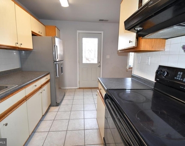 8 W Monmouth Street - Photo Thumbnail 3