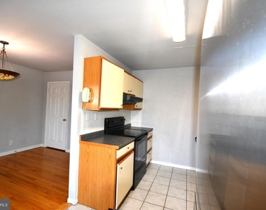 8 W Monmouth Street - Photo Thumbnail 1