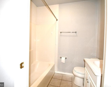 8 W Monmouth Street - Photo Thumbnail 17