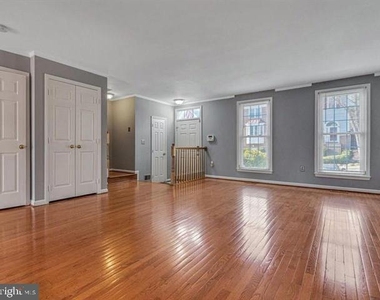 7725 Hickory Glen Way - Photo Thumbnail 1