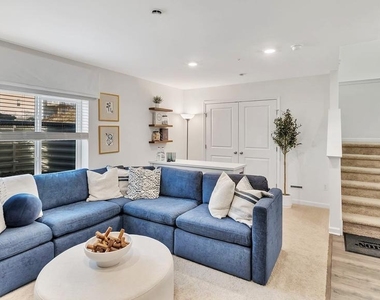 1090 Meadowlark Drive - Photo Thumbnail 9