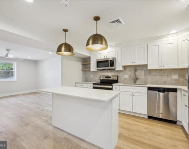 704 S Adams Street - Photo Thumbnail 4