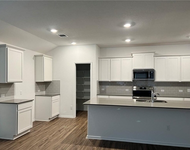 223 Chickasaw Ln - Photo Thumbnail 3