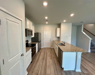 605 W South St - Photo Thumbnail 2