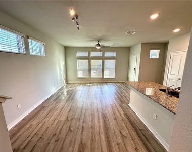 605 W South St - Photo Thumbnail 6