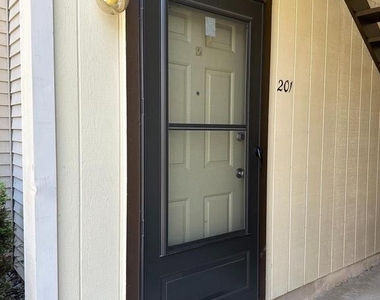 201 Lucas Lane - Photo Thumbnail 2
