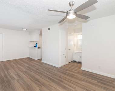 4415 Avenue B - Photo Thumbnail 5