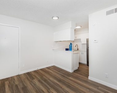 4415 Avenue B - Photo Thumbnail 2