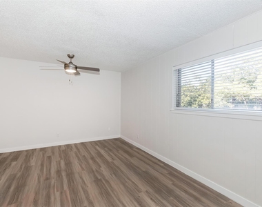 4415 Avenue B - Photo Thumbnail 4