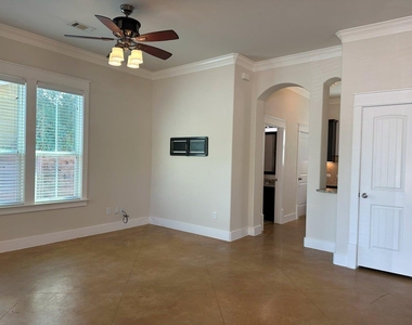 505 W North Loop Blvd - Photo Thumbnail 4
