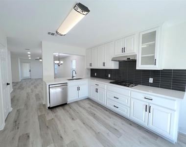 2725 Summerwalk Pl - Photo Thumbnail 6