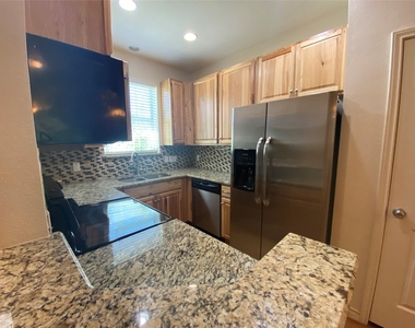 400 West St - Photo Thumbnail 2
