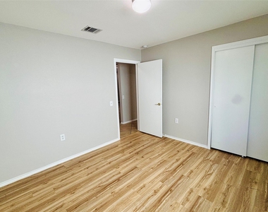 7424 Cayenne Ln - Photo Thumbnail 12