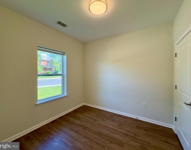 4903 1/2 Hamilton Avenue - Photo Thumbnail 2