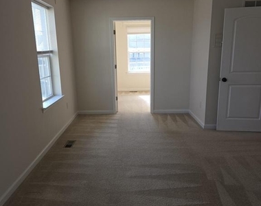 303 Ellis Court - Photo Thumbnail 8