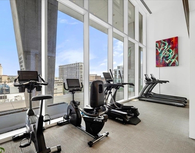 313 W 17th St - Photo Thumbnail 3