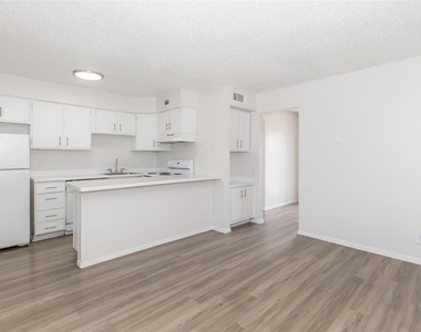 6010 N Lamar Blvd - Photo Thumbnail 3