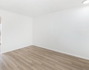 6010 N Lamar Blvd - Photo Thumbnail 2