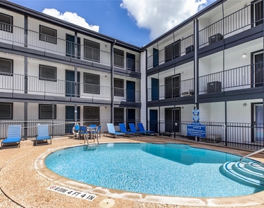 6010 N Lamar Blvd - Photo Thumbnail 13