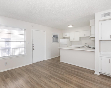 6010 N Lamar Blvd - Photo Thumbnail 1
