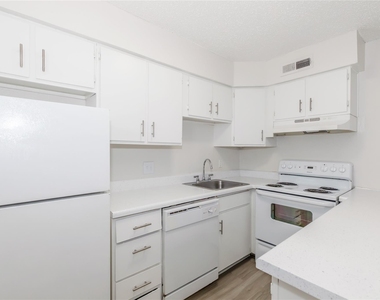 6010 N Lamar Blvd - Photo Thumbnail 4