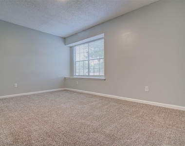 8112 West Gate Blvd - Photo Thumbnail 13
