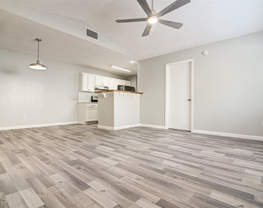 8112 West Gate Blvd - Photo Thumbnail 4