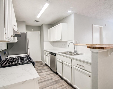 8112 West Gate Blvd - Photo Thumbnail 8
