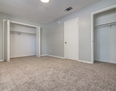 8112 West Gate Blvd - Photo Thumbnail 14
