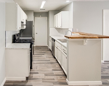 8112 West Gate Blvd - Photo Thumbnail 7