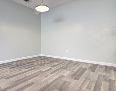 8112 West Gate Blvd - Photo Thumbnail 6