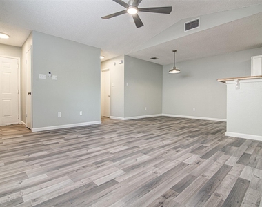 8112 West Gate Blvd - Photo Thumbnail 3