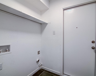 8112 West Gate Blvd - Photo Thumbnail 2