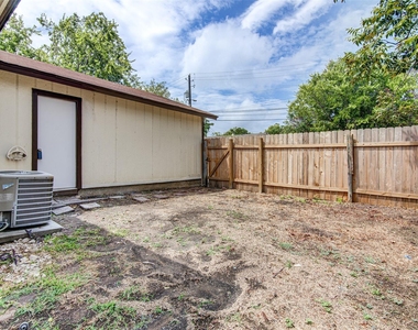 8112 West Gate Blvd - Photo Thumbnail 1
