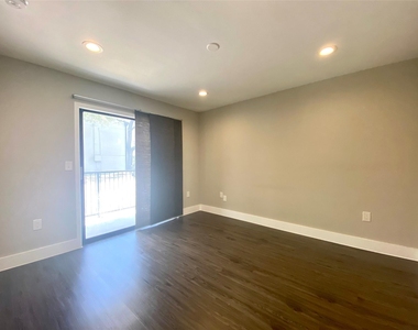 935 La Posada Dr - Photo Thumbnail 5