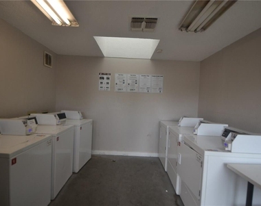 935 La Posada Dr - Photo Thumbnail 23