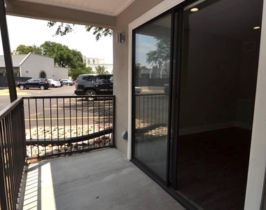 935 La Posada Dr - Photo Thumbnail 10