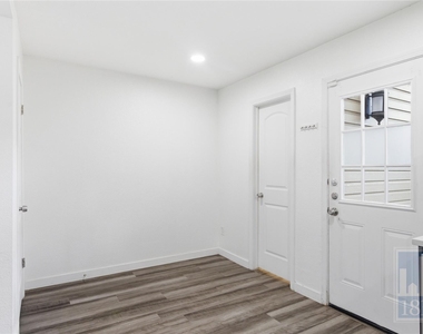 8400 Jamestown Dr - Photo Thumbnail 8