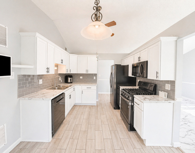 828 Huron Court - Photo Thumbnail 4