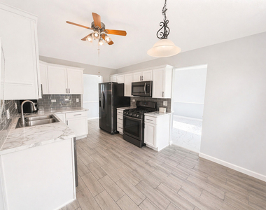 828 Huron Court - Photo Thumbnail 5