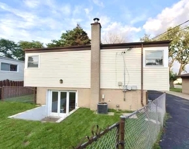 2140 Eastview Drive - Photo Thumbnail 12