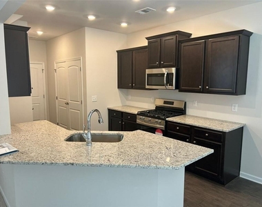 127 Berry Drive - Photo Thumbnail 6