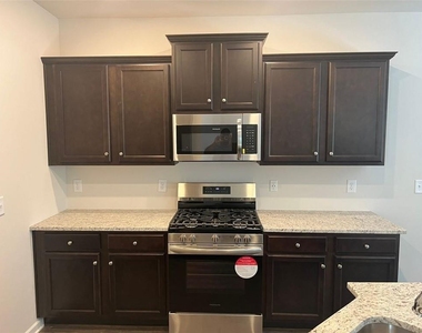 127 Berry Drive - Photo Thumbnail 10