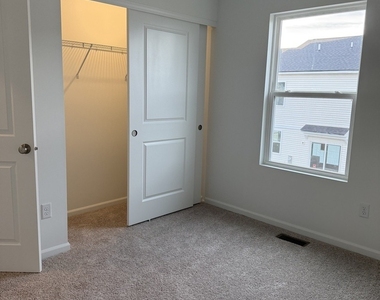 302 Kingsport Drive - Photo Thumbnail 12