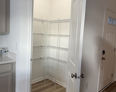 302 Kingsport Drive - Photo Thumbnail 8