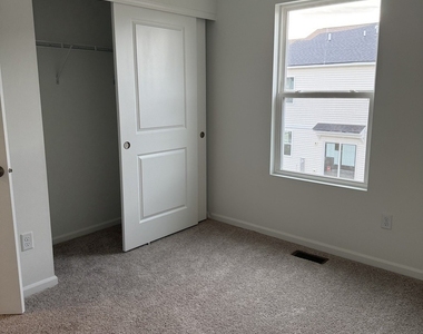 302 Kingsport Drive - Photo Thumbnail 11