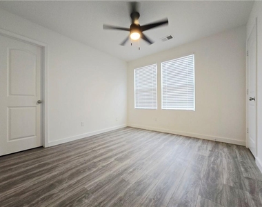 2529 Piering Drive - Photo Thumbnail 12