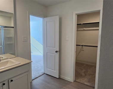 722 Falling Cave Drive - Photo Thumbnail 7